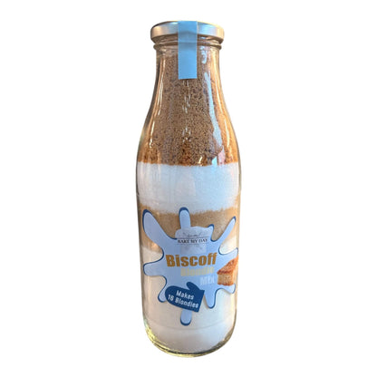 Biscoff Blondie Baking Mix Bottle – bake-at-home jar kit UK with pre-measured ingredients to make 16 soft, chewy homemade Biscoff blondies in a 9” x 9” tray