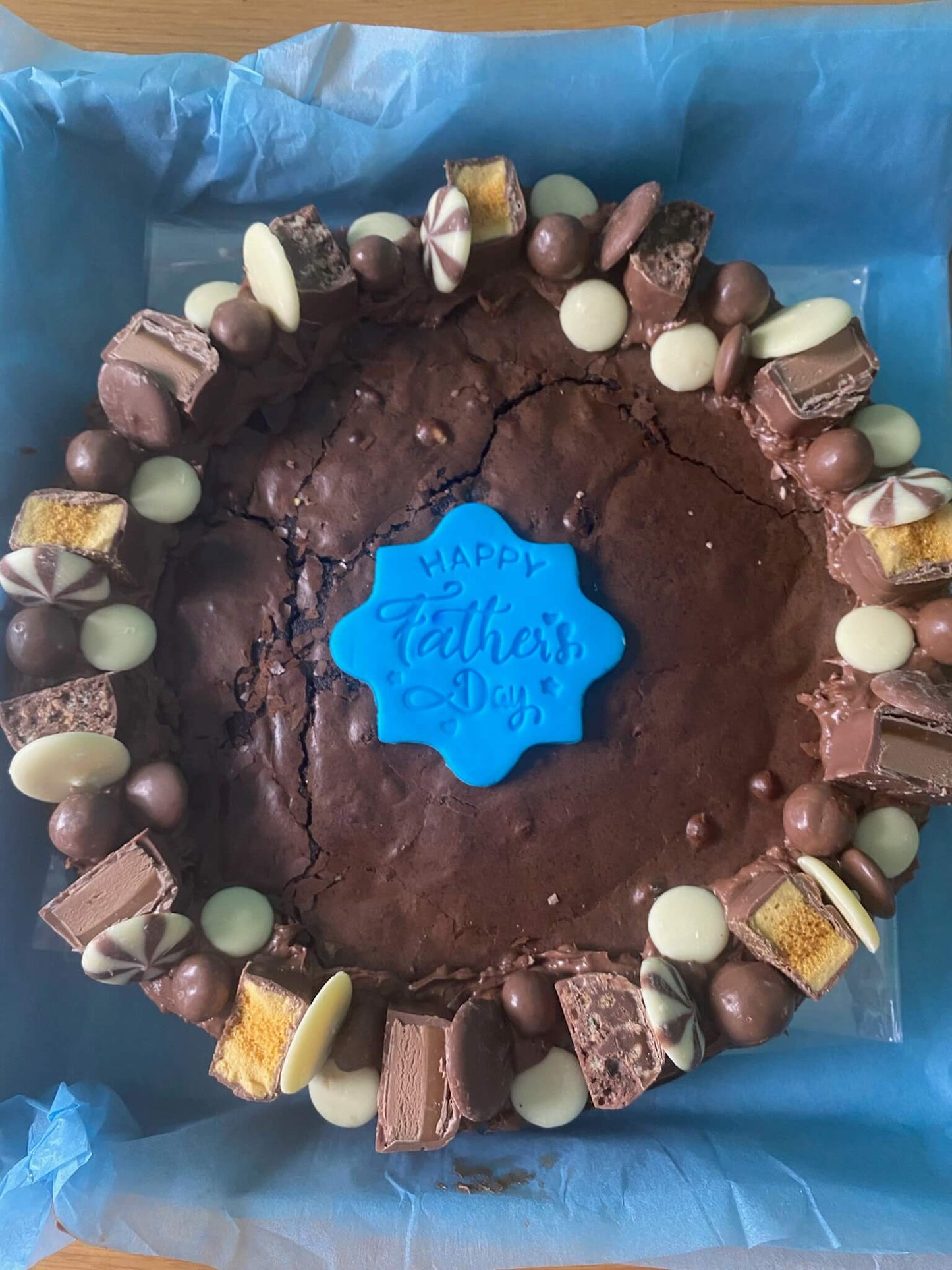 Bake My Day Father’s Day Celebration Brownie – personalised brownie with Father’s Day-themed centre and decoration, ideal for gifting and special treats.