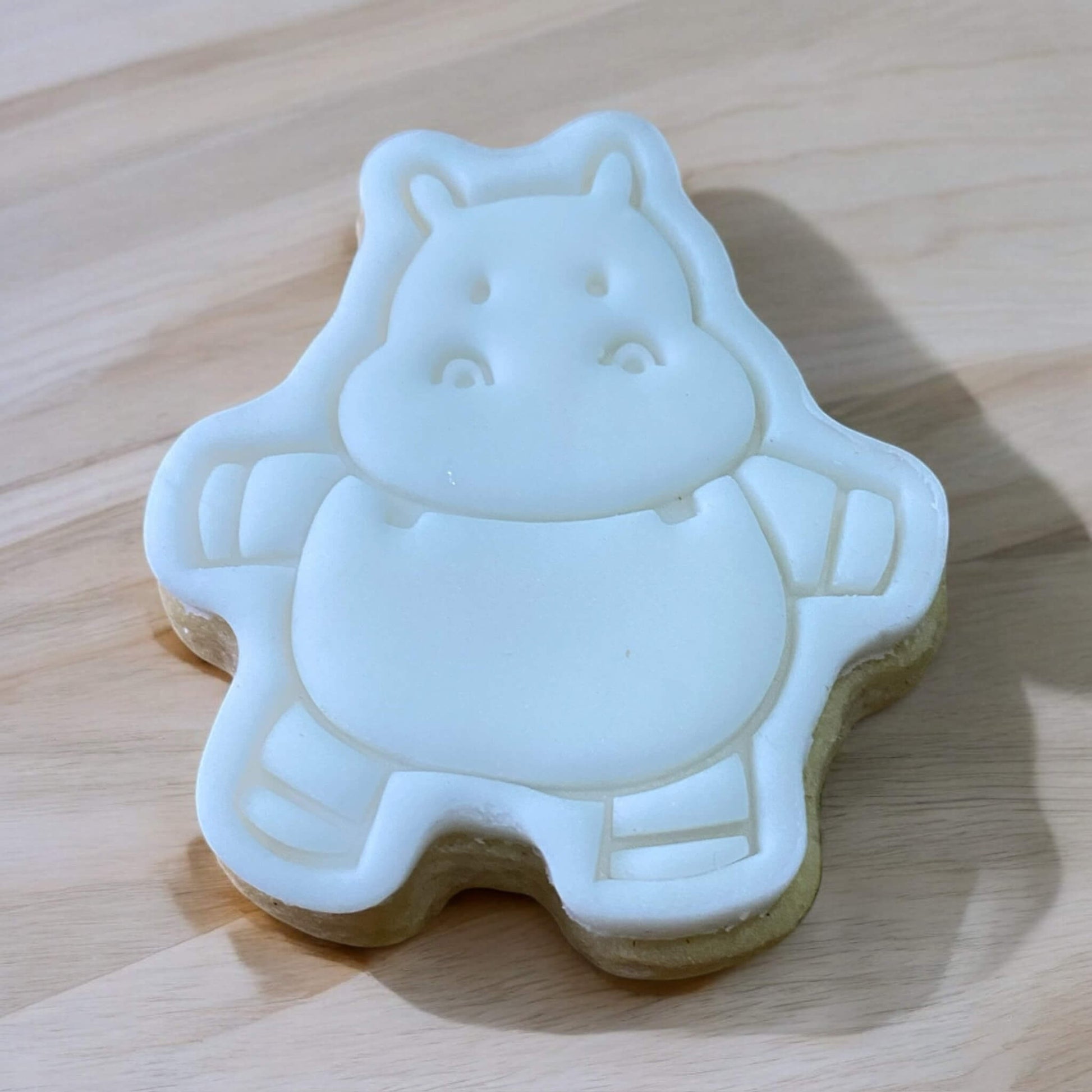 Hippo Paint Your Own Cookie – hippo-shaped iced biscuit with edible paint palette and brush, fun and creative kids’ baking activity or party treat.