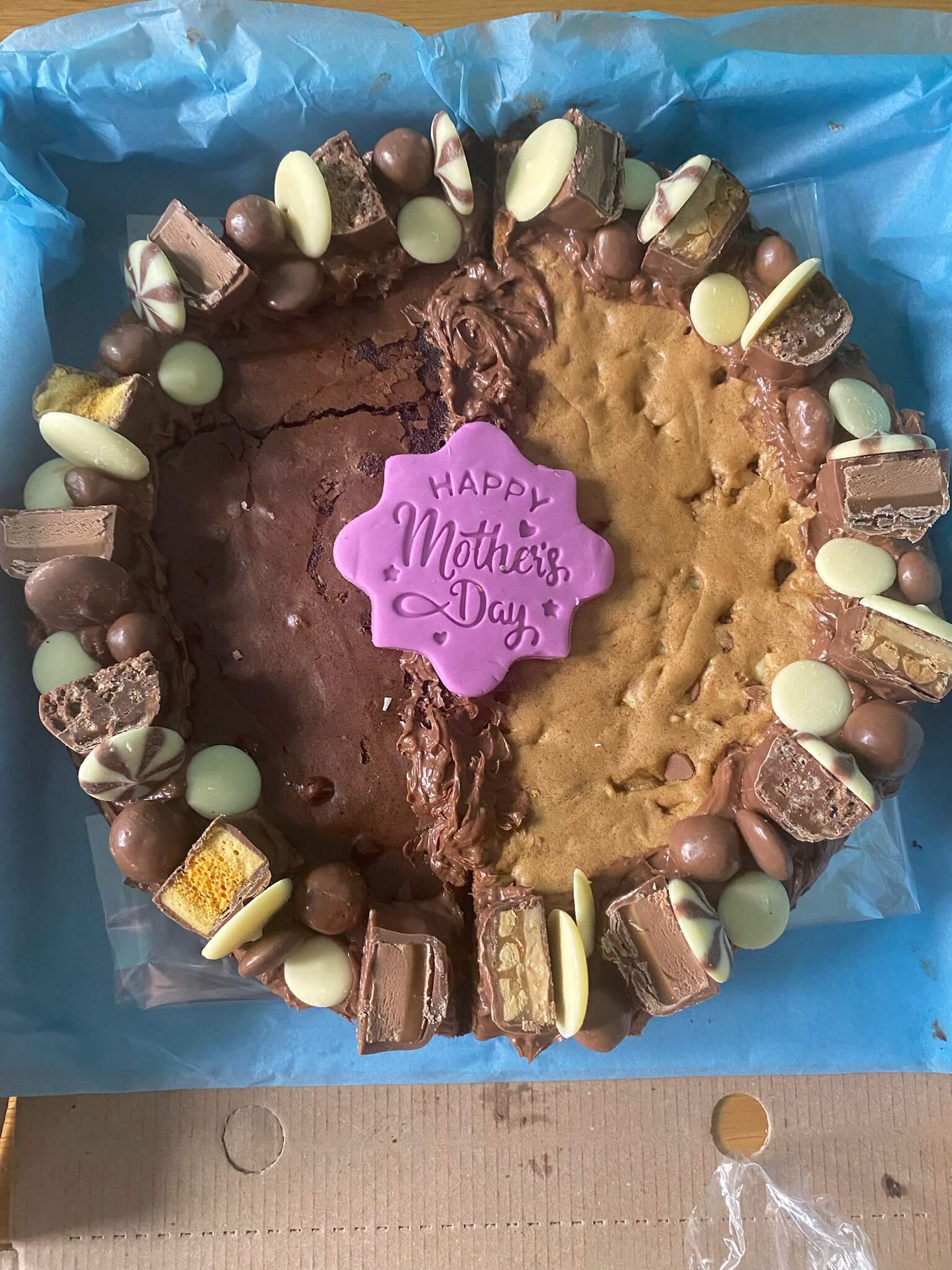 Bake My Day Celebration Brookie – personalised Happy Mother’s Day brookie, half cookie and half brownie, decorated with sweets and chocolates, perfect for Mother’s Day gifts, celebrations, and custom family treats.