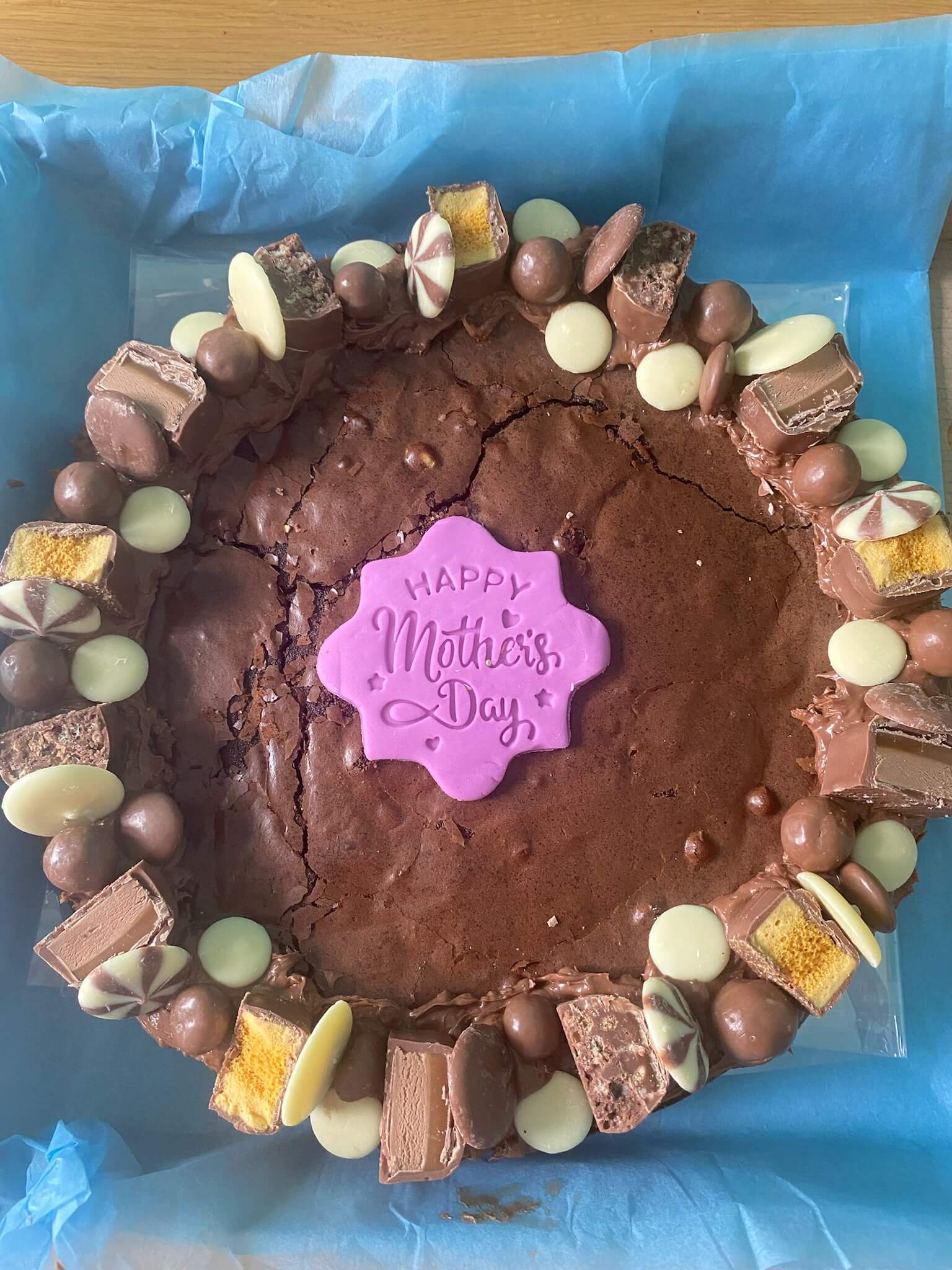 Bake My Day Mother’s Day Celebration Brownie – personalised brownie with Mother’s Day-themed centre and decoration, perfect for gifting and celebrations.