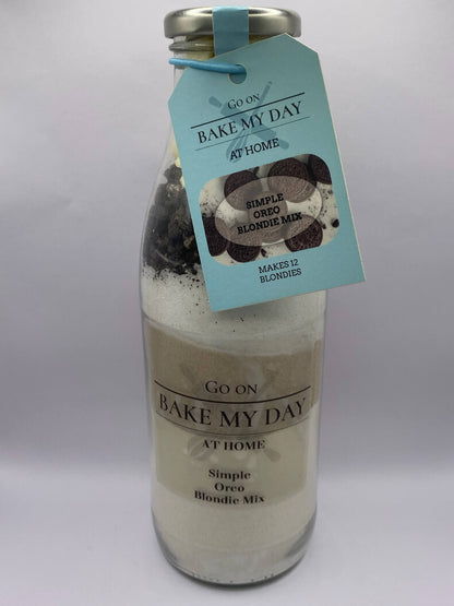 Oreo Blondie Baking Mix Bottle – bake-at-home jar kit UK with pre-measured ingredients to make 12 soft, chewy homemade Oreo blondies in a 9” x 9” tray
