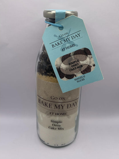 Oreo Cake Baking Mix Bottle – homemade cake mix with Oreo cookie pieces in a reusable glass jar. Easy bake-at-home kit UK.