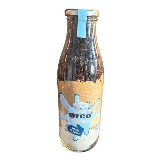 Oreo Cake Baking Mix Bottle – homemade cake mix with Oreo cookie pieces in a reusable glass jar. Easy bake-at-home kit UK.